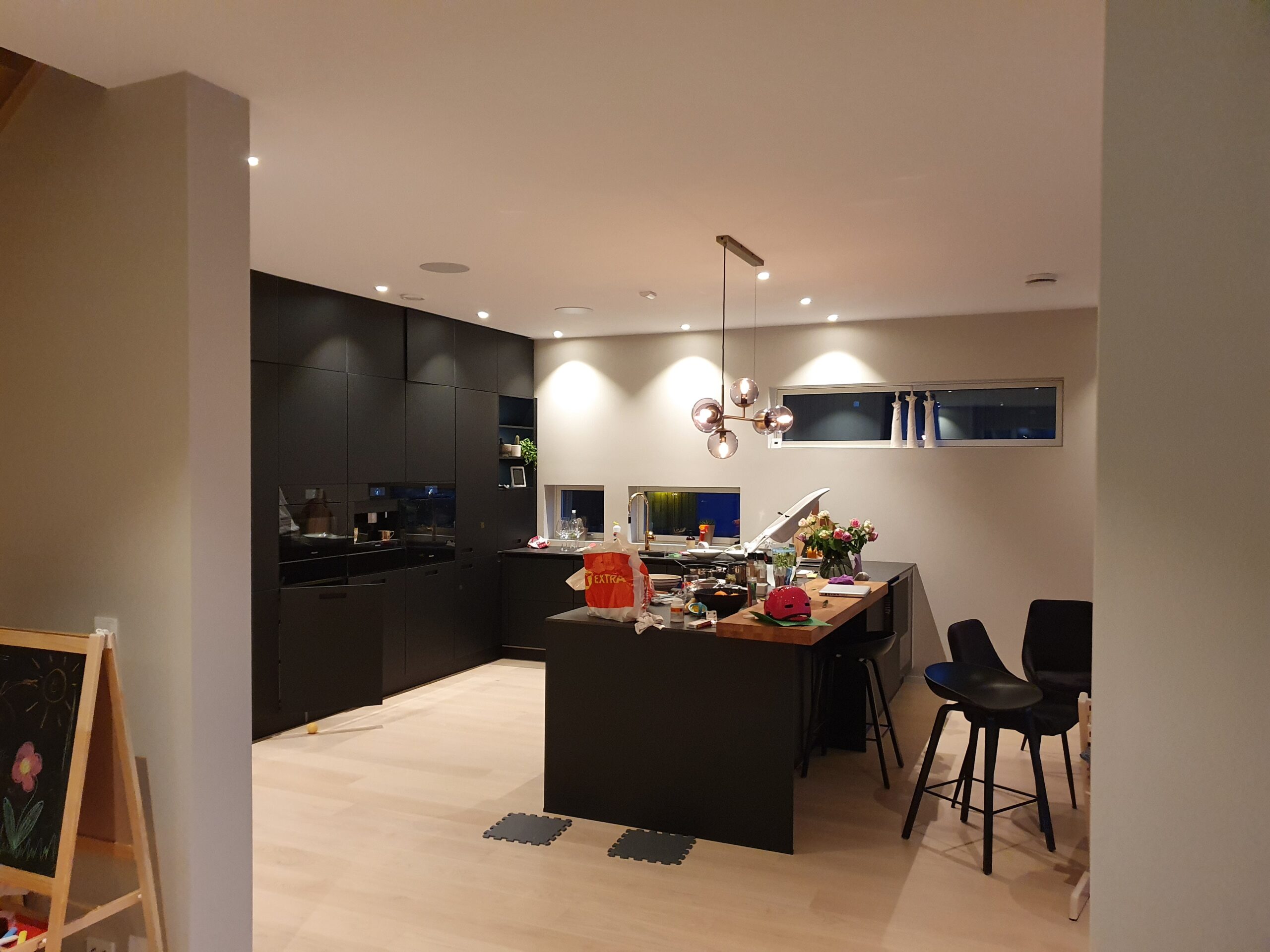 Kjøkken innredning (integrert lyd)_183626 Kjøkken innredning med integrert lydsystem og innbyggingshøyttalere